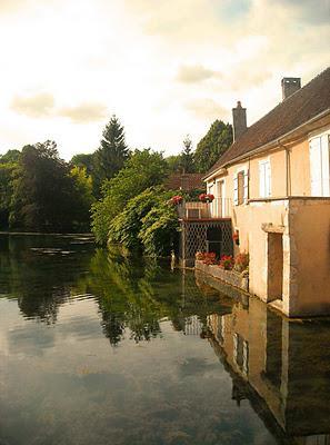 Beautiful fountains, beautiful villages and beautiful wine in France