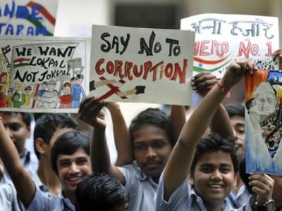 Indian schoolchildren holding placards in support of Anna Hazare