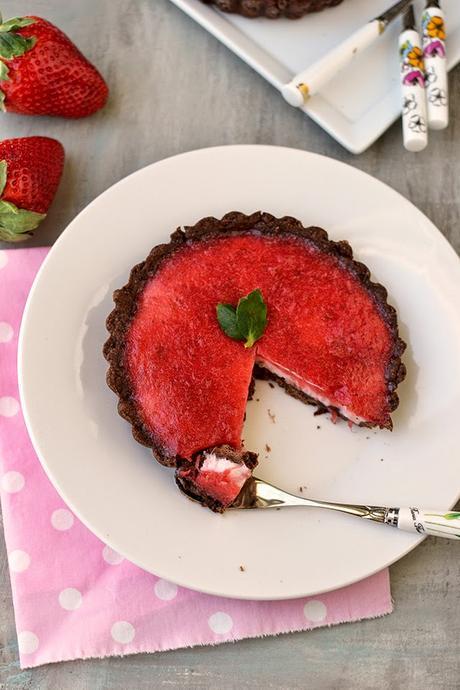 Neapolitan Tarts (Chocolate crust with No-Bake Strawberry Cheesecake filling) 