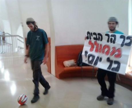 Har Habayit activists find unique way to protest in Supreme Court