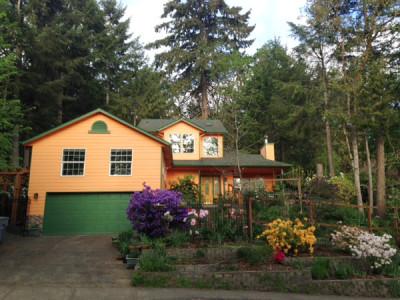 Corvallis front yard with gorgeous landscaping