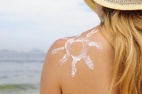 woman_sunscreen