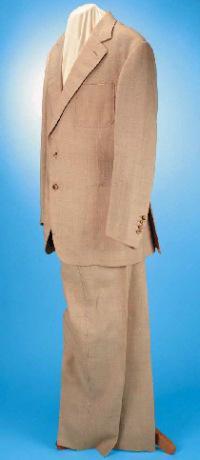 Bond Style – Cream Linen Suit in Vegas (Diamonds are Forever) The suit, as seen on the Christie's auction page.