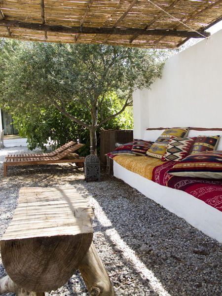 boho-backyard-kilims-thatch-awning