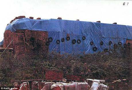 Hay and tarpaulin hid the house for 5 years ~ the tarpaulin warranty in Marine Cargo