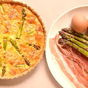 Low-carb quiche with asparagus, goat cheese and Parma ham