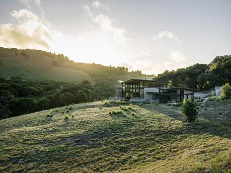 Modern eco-conscious pavilion in California by Feldman Architecture in green landscape