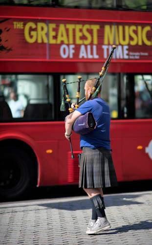 #London Observed: Buses & Plinths & Bagpipes O My! Five Minutes In Trafalgar Square