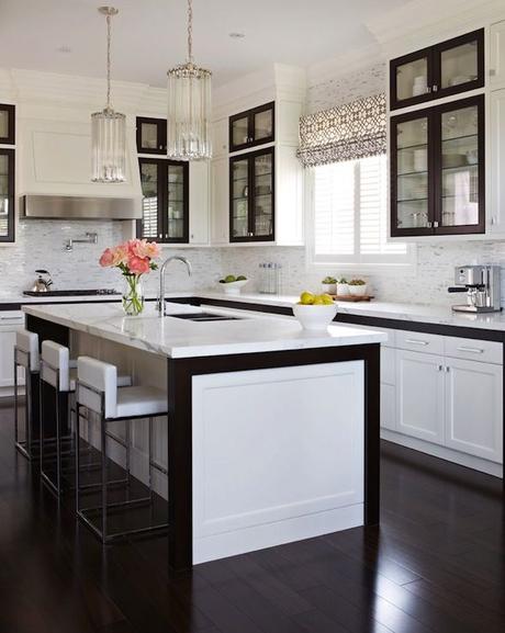Gluckstein Home: Contemporary white and black kitchen design with floor to ceiling kitchen cabinets ...