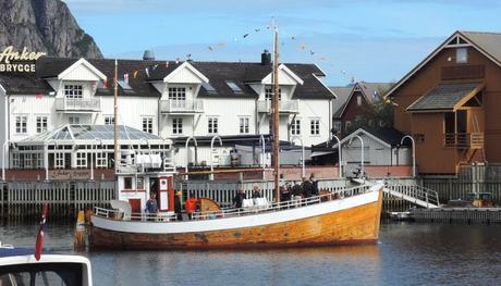 Velero zarpando del puerto de Svolvaer