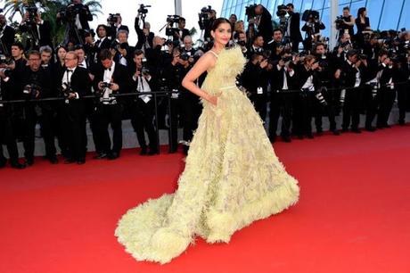 Sonam Kapoor in Elie Saab (Cannes 2015)