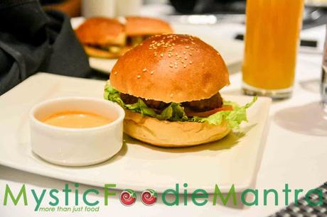 Burgalicious with Beer, Courtyard By Marriott, Gurgaon