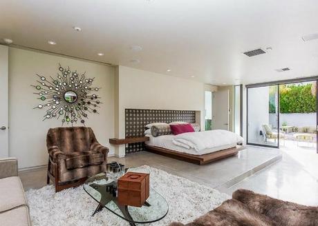 Leonardo DiCaprio in Palm Springs bedroom