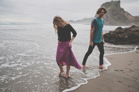 A chilled out engagement session on Piha Beach by CAPTURED by Keryn