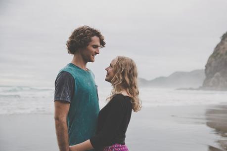 A chilled out engagement session on Piha Beach by CAPTURED by Keryn