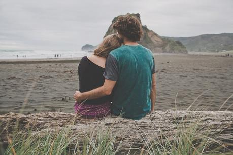 A chilled out engagement session on Piha Beach by CAPTURED by Keryn