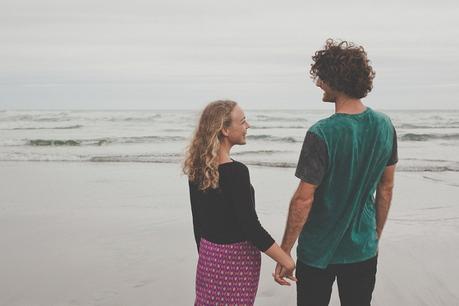 A chilled out engagement session on Piha Beach by CAPTURED by Keryn