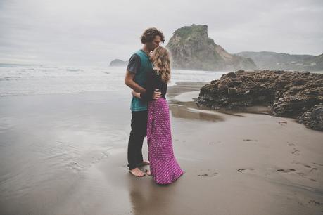 A chilled out engagement session on Piha Beach by CAPTURED by Keryn