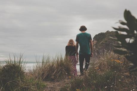 A chilled out engagement session on Piha Beach by CAPTURED by Keryn