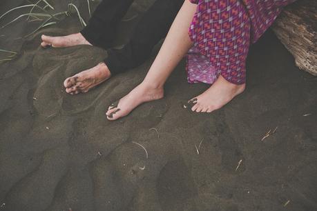 A chilled out engagement session on Piha Beach by CAPTURED by Keryn