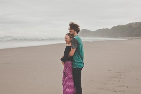 A chilled out engagement session on Piha Beach by CAPTURED by Keryn