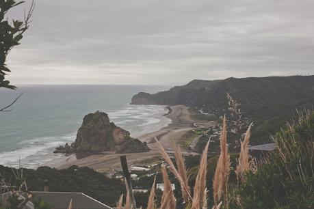 A chilled out engagement session on Piha Beach by CAPTURED by Keryn