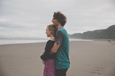 A chilled out engagement session on Piha Beach by CAPTURED by Keryn