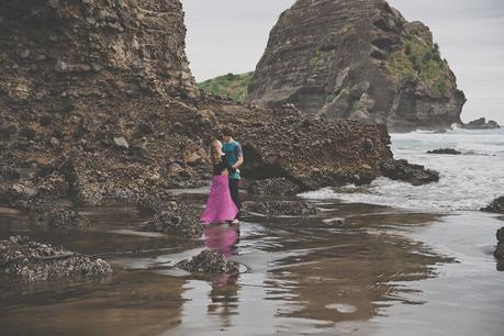 A chilled out engagement session on Piha Beach by CAPTURED by Keryn