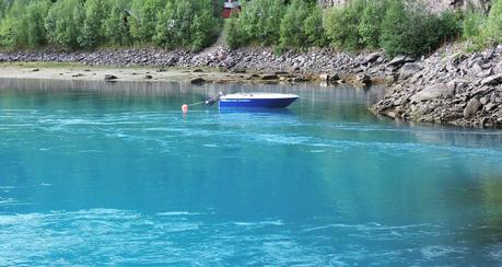 Arroyo por donde desagua el Kobbvatnet al mar