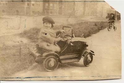 1920s Maybelline kids dress for the camera