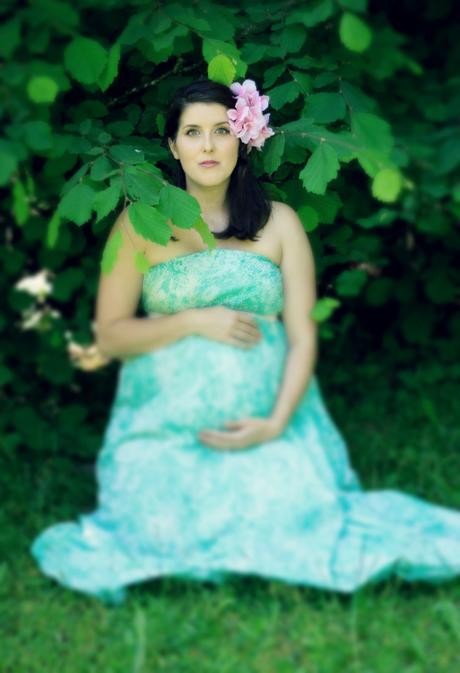 Outdoor maternity photoshoot: 28 weeks | www.eccentricowl.com
