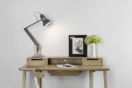 Classic desk lamp with new brass details