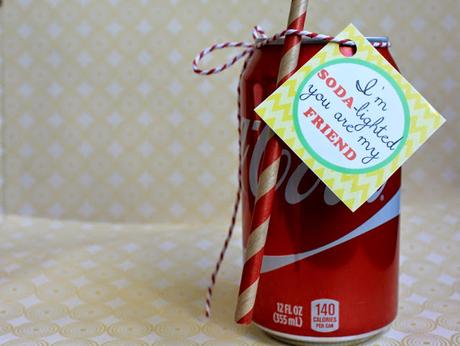 Cute & Simple share it forward gift. Free printable tags. Share a coke with everyone #ShareItForward #ad