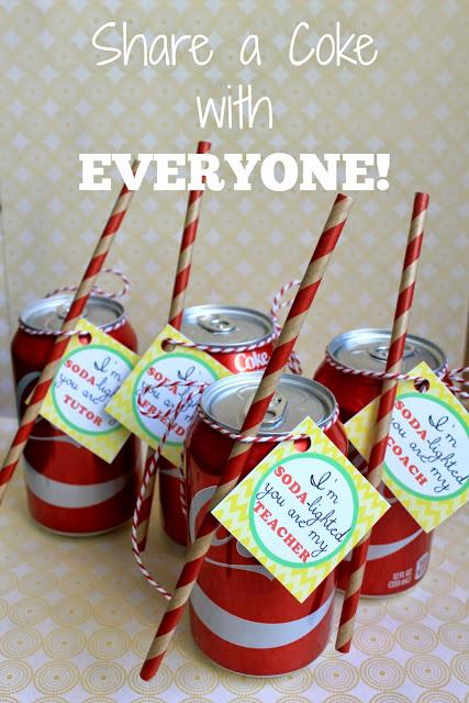 Cute & Simple share it forward gift. Free printable tags. Share a coke with everyone #ShareItForward #ad