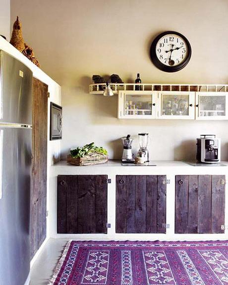 rustic-kitchen-with-colorful-rug