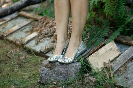 Florals, stripes, and silver Propet shoes | www.eccentricowl.com
