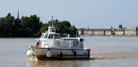Riding the Garonne waves on board a BatCub ferry