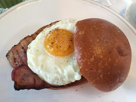 Bacon & fried egg brioche bun