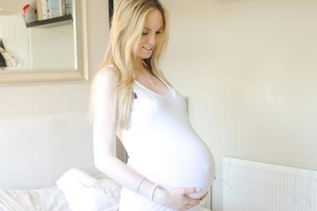 DIY Maternity Photographs, Maternity photos, Maternity photoshoot, 38 week bump, Maternity photos at 38 weeks
