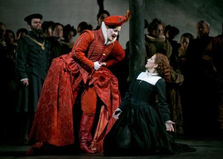 Elza van den Heever as Queen Elizabeth I, with Joyce DiDonato as Mary Stuart in Maria Stuarda