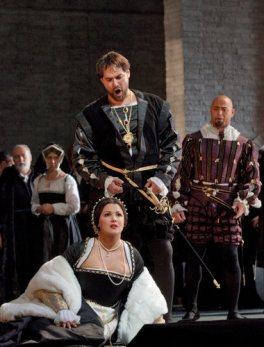 Anna Netrebko as Anne Boleyn, with Ildar Abdrazakov as Henry VIII in Anna Bolena