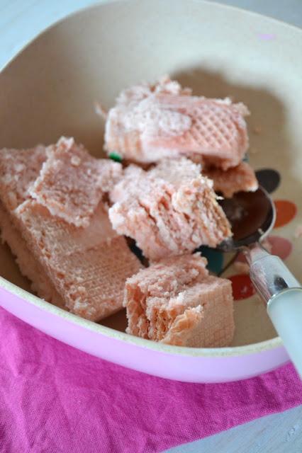 pink wafer and strawberry pudding no-bake cake
