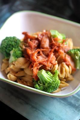 Mac and Cheeze with Jackfruit Pulled un-Pork