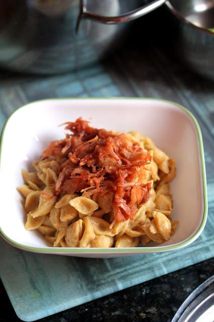 Mac and Cheeze with Jackfruit Pulled un-Pork