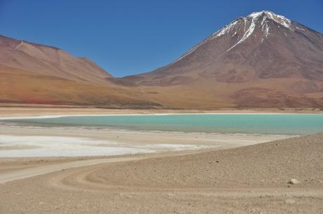 Laguna verde (green).