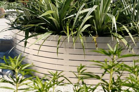 Aluminium slat raised garden bed