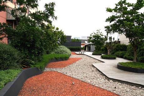 Using metal edging to sculpt gravel areas in a roof garden. Design Daniel Bafsky