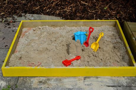 How to make a quick and easy sandpit