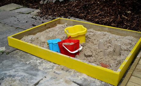 How to make a quick and easy sandpit