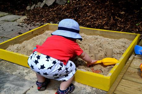 How to make a quick and easy sandpit